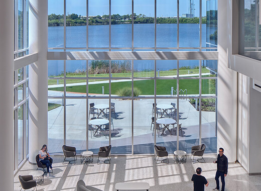 SageGlass Smart Windows im Atrium mit Menschen, die das Tageslicht und die Aussicht genießen.