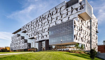 Haupteingang des Gebäudes Malachowsky Hall For Data Science & Information Technology an der Universität von Florida